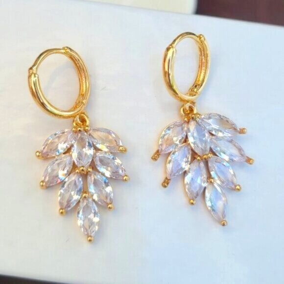 Gorgeous Gold Tone Flower Drop Crystal Dangle Earrings - Picture 2 of 10